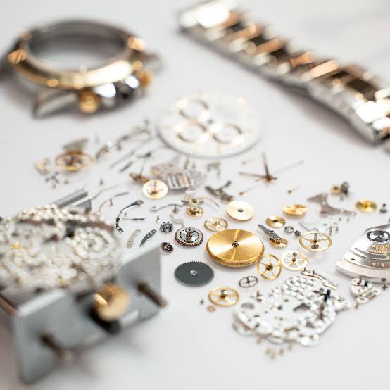 Revisione orologi meccanici a Milano: quando farla e cosa comprende